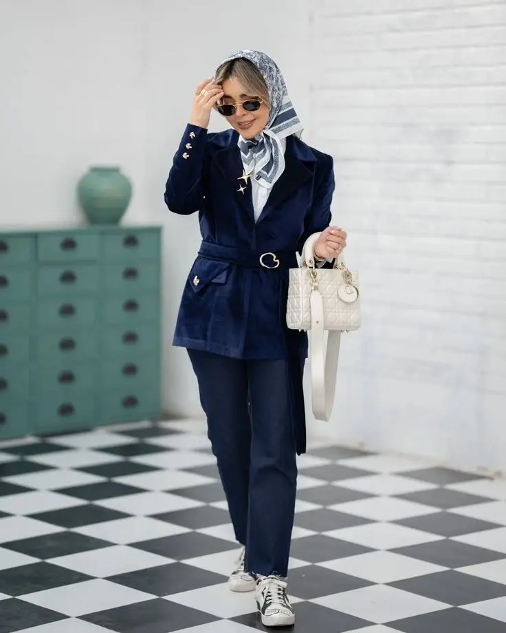 مینی اسکارف سرمه ای و کت و شلوار زنانه سرمه ای در استایل زنانه