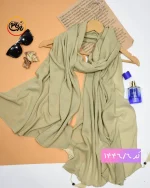 شال نسکافه ای روشن در استایل زنانه