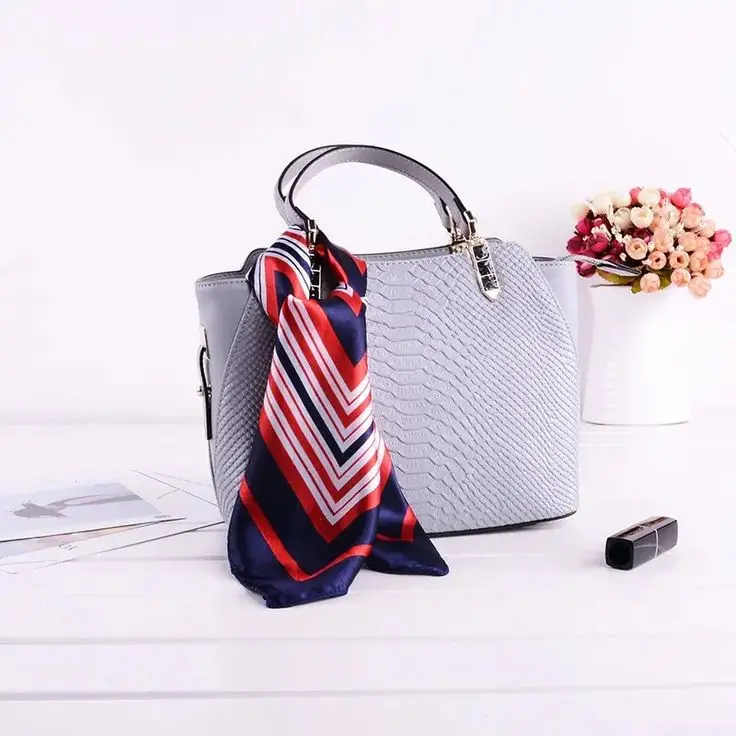 بستن مینی اسکارف به بند کیف