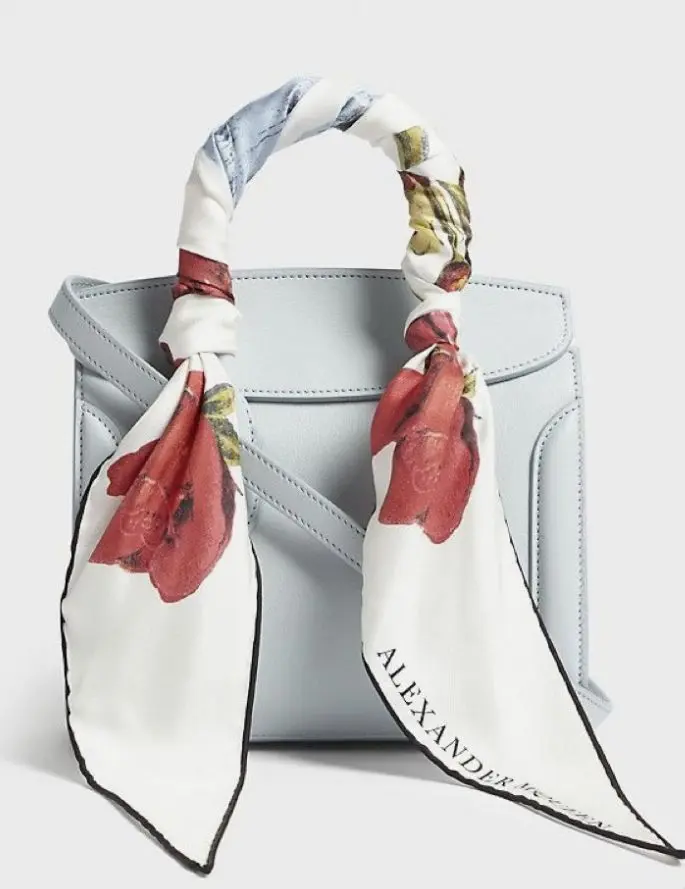 بستن مینی اسکارف به بند کیف