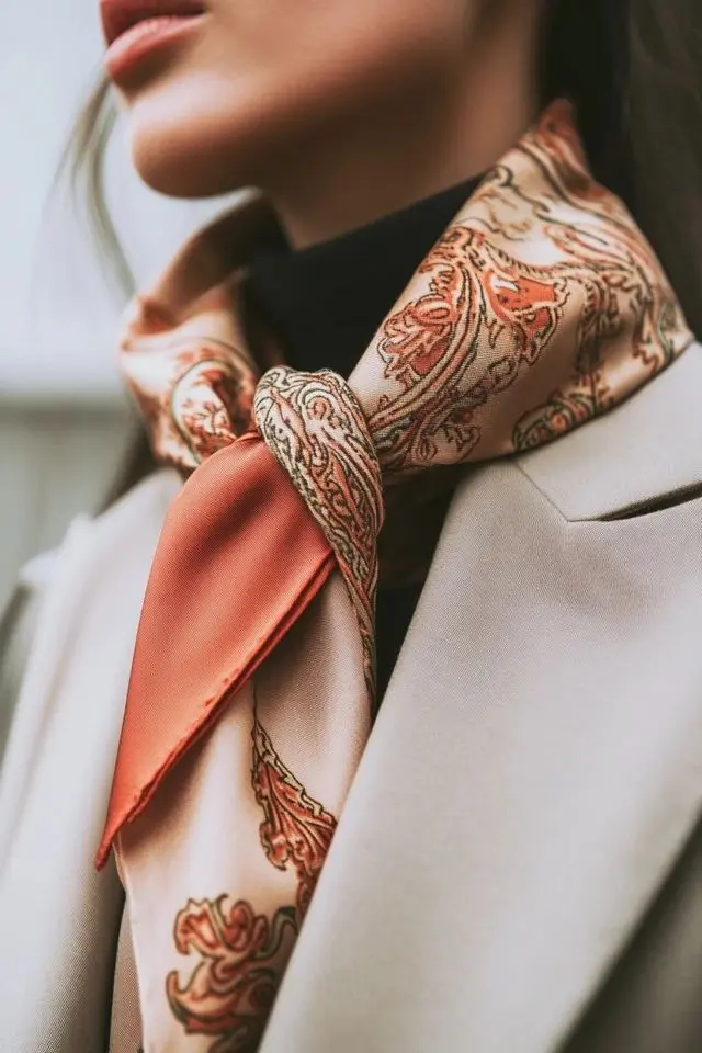 مینی اسکارف به عنوان دستمال گردن