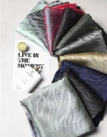 روسری ابریشم ژاکارد دورو طرح پر کد 1795