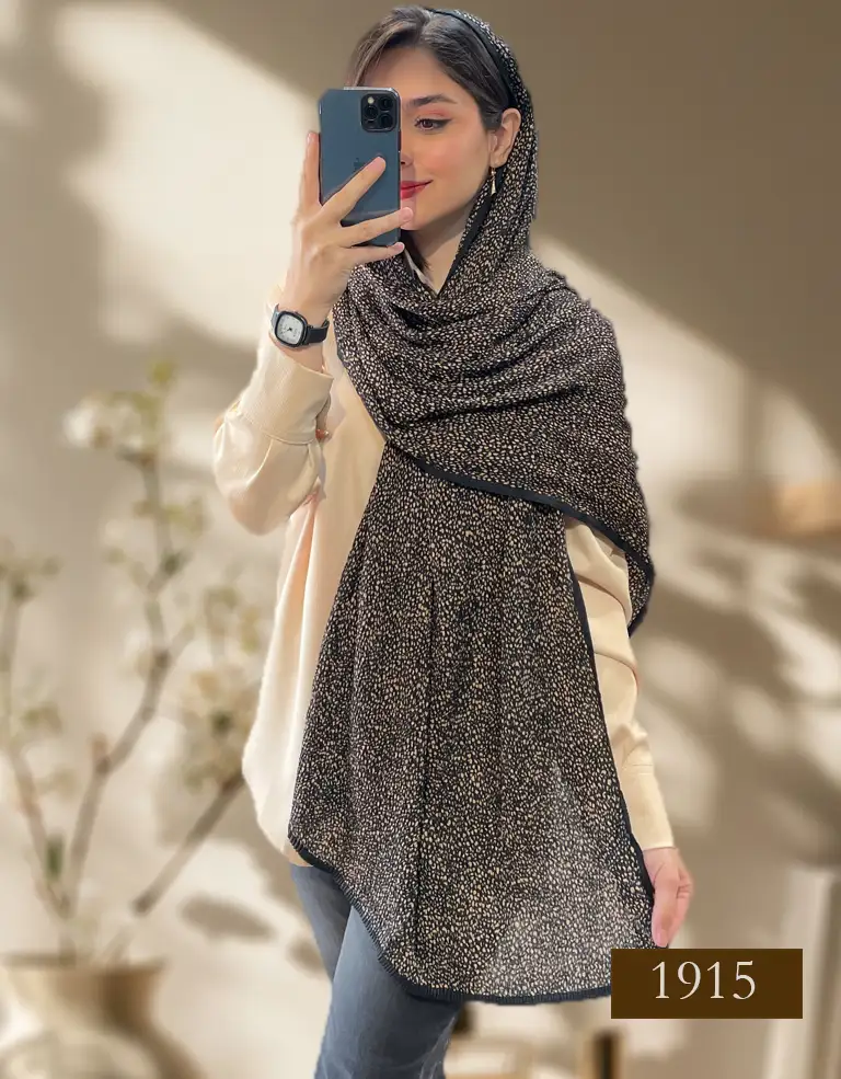 shawl.nakhi.tarhdar.nazkhaton1405.04 شال پلیسه مشکی کرم خال خالی کد 1915 - Image 1